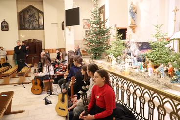 Młodzi gitarzyści z PMDKiS w Wieluniu wystąpili w kościele św. Stanisława w Wieluniu